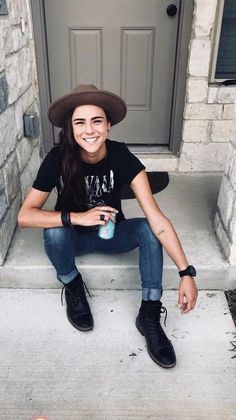 Queer Style Tomboys, Stem Outfits Style, Lesbian Outfit Ideas, Soft Butch Lesbian Style, Stem Lesbian Style, Androgynous Fashion Women, Cute Tomboy Outfits, Tomboy Outfit Ideas, Queer Style