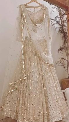 Lehnga For Bride Sister Indian, Champagne Colour Bridal Lehenga, White And Gold Lengha Simple, Lehnga For Bride Sister Indian Simple, White Aesthetic Lehenga, Sister Of Bride Lehenga, Neutral Lengha, White Sparkly Lehenga, Lehnga Ideas For Sister Wedding