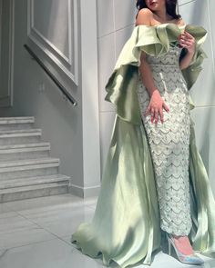 Powerful Women Fashion, Cape Dress Long, Dubai Evening, Green Luxury, Green Evening Dress, Classy Outfits For Women, Womens Trendy Dresses, Formal Dresses With Sleeves, Wedding Party Dress