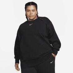 Grounded in style, comfort and versatility, meet our take on luxury loungewear. This classic sweatshirt helps you stay cozy all day long, thanks to its midweight fleece that feels soft yet structured. Plus, the taller ribbing and oversized fit give you a trend-right look. Nike Dance, Nike Sportswear Phoenix Fleece, Shirts Nike, Pull Oversize, Nike Sweatshirt, Oversized Crewneck, Loungewear Luxury, Sweat Shirts, Nike Sweatshirts