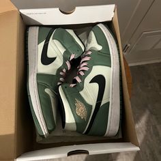 Pre Owned Ladies Size 12 Fits Men Size 10.5 Shoe Goes For $300 To $500 Depending On Condition $350 Or Best Offer Jordan 1 Mid Dutch Green, Jordan Shoes Wallpaper, Shoes Wallpaper, Air Jordan 1 Mid Se, Fits Men, Shoe Ideas, Shoe Wishlist, Newest Jordans, Air Jordan 1 Mid