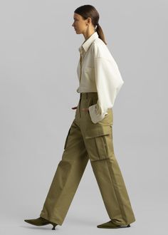 Color: KhakiLightweight cotton fabricRelaxed cargo styleEnlarged cargo pockets at each legSlant hip pocketsAdjustable toggles at hemHook and bar closureZip flyUnlined100% CottonDry CleanBy The Frankie Shop. Imported Khaki Jeans Outfit, Cargo Trousers Outfit, Khakis Outfit, Woman Streetwear, Cargo Pants Outfit Women, Oversized Clothing, Cargo Pants Streetwear, Fashion Work Outfit, Cargo Outfit