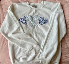 Embroidered sweatshirt crewneck, very soft and comfy. Lightweight. Casual Embroidered T-shirt For Loungewear, Casual Embroidered Loungewear T-shirt, Casual Long Sleeve T-shirt With Embroidered Logo, Casual Long Sleeve T-shirt With Embroidered Graphics, White Cotton Crew Neck Sweats, Casual Embroidered Long Sleeve T-shirt, Casual Long Sleeve Embroidered T-shirt, Crew Neck Sweats With Embroidered Logo For Loungewear, Custom Embroidery Relaxed Fit Sweatshirt For Loungewear