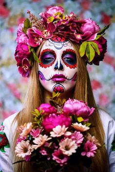 A Young woman has sugar skull face paint for the Day of the Dead parade in Mexico. Makijaż Sugar Skull, Day Of The Dead Woman, Catrina Costume, Halloween Makeup Sugar Skull, Skull Face Paint, Halloween Make-up Looks, Den Mrtvých, Dead Makeup, Day Of Dead