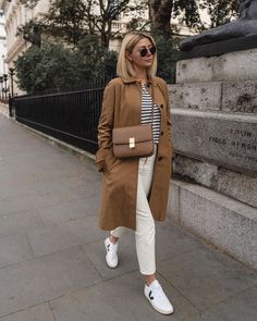 How To Wear White Jeans, White Jeans Winter, Stile Casual Chic, Brown Coat, Coat Outfits, 가을 패션, Casual Summer Outfits, Mode Inspiration