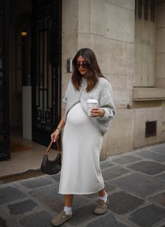 Maternity Clothes Winter Casual, Pregnancy Aesthetic Outfits, Casual Mum Outfit, French Maternity Style, Summer Bump Outfits, Pregnant Outfits Summer, Pregnancy Outfits Spring, Pregnancy Summer Outfits, Spring Pregnancy Outfits