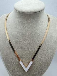 Discover our elegant V-necklace, handcrafted and plated with 18 carat gold. This timeless beauty adds a touch of luxury and elegance to any outfit. Modern Gold-plated Necklaces, Modern Gold Plated Necklaces, Chic Yellow Gold Necklaces For Evening, Luxury Plated Chain Necklace, Elegant Rose Gold Plated Necklace, Chic Gold Necklace For Evening, Luxury White Clavicle Chain Necklace, Elegant White Plated Necklace, Chic White Chain Necklace For Formal Events