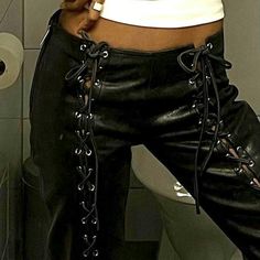 Stile Kylie Jenner, Black Leather Pants, I'm With The Band, Cooler Look, Carrie Bradshaw, Mode Inspo, Grunge Style, Mode Streetwear, Looks Style