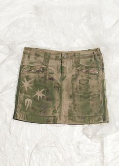 This reworked Y2K vintage skirt is a hand-painted cargo from the golden era. Go green and spice up your wardrobe with a touch of quirkiness straight from the days of the early 2000s! We used industrial textile paint which is machine washable. Features: - five pockets - zip closure - slightly stretchy fabric Every item we manage is cleaned and, when necessary, repaired, ensuring it arrives to you in top condition. Size: M / US 6 / UK 10 / IT 42 Other size info: Labelled size: EU 36 Measurements: Textile Paint, Vintage Rock, Cargo Skirt, Early 2000s, Go Green, Vintage Skirt, Stretchy Fabric, Y2k Vintage, Diy Fashion