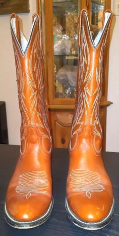 ACME COWBOY BOOTS VINTAGE BROWN TAN SIZE 9D #326480, 4098 CLASSIC STITCHING VGC.   Very well made, quality craftsmanship from iconic Acme boots- founded in 1929 and the largest maker of cowboy boots until the mid-1980s. These are in EXCELLENT vintage condition. Really nice boots--the rich MEDIUM TAN brown looks much better in person.  ON LEATHER COLOR SWATHCES, IT'S A SEQUIOA, RUSTIC, SADDLE, HAZELNUT BROWN.  BEAUTIFUL. ENIGMATIC!  SO SHINY AND CLEAN-STILL VERY STIFF.  A COUPLE MINOR MARKS ON TO Acme Boots, Cowboy Boots Vintage, Nice Boots, Boots Vintage, Mens Cowboy, Beautiful Mermaids, Cowboy Western, Mens Shoes Boots, Western Cowboy Boots