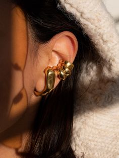 MISHO's Sunday snug earrings combine a laid-back lounge mood with a chic statement look. Handcrafted in bronze with a choice of 22k gold or a silver finish these earrings are versatile, lightweight and easy to pair with just about everything in your wardrobe. Beautiful Gold Earrings, Chunky Gold Hoop Earrings, Gold Earrings For Women, Chunky Earrings, Earrings Trendy, Dope Jewelry, Jewelry Lookbook, Earrings Women, Jewelry Photography