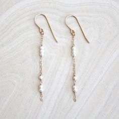 Pearl Chain Dangle Earrings || Hypoallergenic 14k Gold Filled – Hooks and Luxe Diy Gold Earrings, Diy Earrings Pearl, Homemade Earrings, Classy Earrings, Diy Beaded Bracelets, Beads Craft Jewelry, Sigil Magic, Silver Pearl Earrings, Jewelry Design Inspiration