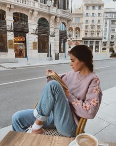 Girl with purple sweater sitting in Café Casual Easter Outfit, Populaire Outfits, Foto Poses, Ținută Casual, Easter Outfit