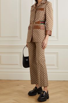 This jacket incorporates a number of the Gucci's signature emblems as a tribute to the archives and traditions of the house. It's made from cotton-blend canvas jacquard-woven with the monogram, which is also featured on the gold-tone buttons. Trimmed in tan leather, it has a slim silhouette with padded shoulders and an elasticated webbing belt with red and green stripes, as well as the recognizable horse bit. Wear yours with the matching pants. Gucci Clothes Women, Gucci Outfits Women, Fendi Outfit, Gucci Outfit, Monogram Jacket, Monogram Outfit, Gucci Jacket, Mode Costume, Jacquard Jacket