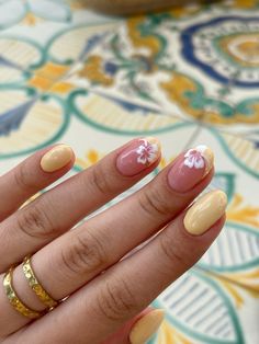 Nails summer yellow cute Nails Simple Design Summer, Short Nail Yellow, Short Yellow Almond Nails, Yellow Cute Nails, Yellow Nails With Flower Design, Yellow Inspo Nails, Cute Yellow Nail Designs, Yellow Vacation Nails, Cute Nails Yellow