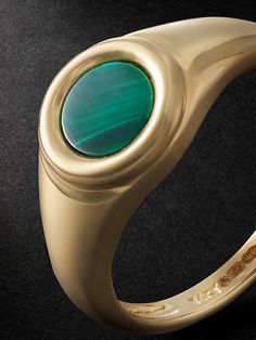 The simplicity of Mateo’s designs makes them perfect future heirlooms. This signet ring has been handcrafted in New York City from gold and set with a natural malachite stone. Recycled Ring, Paris Ring, Signet Ring For Men, Diamond Signet Ring, Malachite Rings, Signet Ring Men, Mens Gold Rings, Bar Ring, Malachite Stone