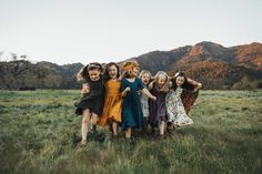 Cousin Photo, Photography Friends, Fall Family Portraits, Trendy Photography, Bed Of Roses, Family Picture Outfits, Fall Family Photos, Childrens Photography