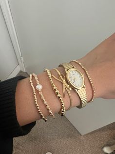 Chic Gold Jewelry, Jewelry Stack Gold, Vanilla Girl Jewelry, Bracelet Stack Ideas Gold, Jewelery Stacks, Stacked Gold Jewelry, It Girl Jewelry, Clean Girl Jewelry