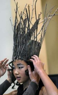 Sometimes the simple approach is best, like this tree headdress. Insect Armor, Costume Fleur, Lion King Jr, Tree Costume, Diy Kostüm, Theatre Costumes, Midsummer Nights Dream, Fantasias Halloween