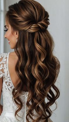 Planning the perfect bridal look can be just as important as choosing the right dress, and for brides with long hair, the options are endless. Long hair allows for a variety of elegant, romantic, and sophisticated hairstyles that can complement any wedding theme or personal style. Boho Updo Hairstyles, Bridal Hairstyles For Long Hair, Vintage Wedding Hairstyles, Bridesmaid Hair Inspo, Elegant Veils, Boho Updo, Western Style Wedding, Jamaica Wedding