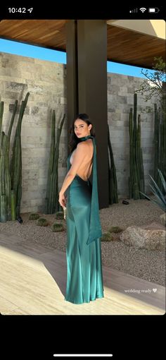 Wedding Guest Dress Emerald Green, Night Wedding Dress Guest, Long Gown Poses, Infinite Dress Styles, Posing With Dress, Emerald Green Dress Elegant, Dark Green Dress Aesthetic, Sum Dresses, Backless Gowns