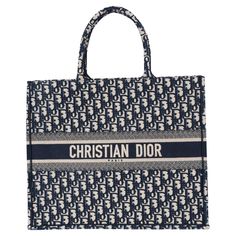 100% authentic Christian Dior Book Tote Large in navy and ecru Oblique embroiderey canvas. Brand new. Comes with dust bag. Measurements Model M1286ZRIW_M828 Height 35cm (13.7in) Width 42cm (16.4in) Depth 18cm (7in) Drop of the Handle 16cm (6.2in) Blindstamp 50-MA-0138 All our listings include only the listed item unless otherwise specified in the description above Book Tote Bag, Dior Book Tote, Fashion Handbags, Christian Dior, Navy Blue, Dust Bag, Dior, Brand New, Navy