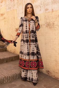 Pakistani Party Wear Dresses, Stylish Kurtis Design, Tie Dye Fashion, Simple Kurti Designs, Long Kurti Designs, Style Guru, Dress Design Patterns