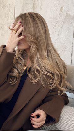 24 Beige Blonde Hair Color Ideas for 2025: Formulas, Rose Gold, & Highlights Milky Tea Blonde Hair Color, Oat Milk Hair Color, Milk Tea Beige Hair Color Balayage, Cappuccino Blonde Hair, Milky Tea Blonde, Reddish Dirty Blonde Hair, Blonde Beige Highlights, Light Hazel Hair, Highlights For Ash Blonde Hair