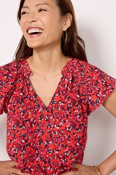 Brighten up your wardrobe with this floral blouse by EVEREVE, featuring a ruffled collar, shirring at the back, and raw edge flutter sleeves. Pair with blue or white denim for a stylish day-to-night look. | EVEREVE Women's Maeve Floral Top, Size Medium, Red Ruffled Collar, Night Looks, Flutter Sleeves, Floral Top, White Denim, Floral Blouse, Raw Edge, Short Sleeve Top, Flutter Sleeve