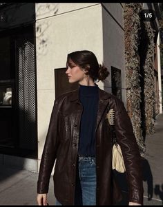 Brown Leather Biker Jacket Outfit, Burgundy Moto Jacket Outfit, Brown Leather Jacket Outfit Winter, Dark Brown Leather Jacket Outfit, Deep Autumn Color Palette Outfits, Oversized Brown Leather Jacket, Brown Winter Outfit, Burgundy Leather Jacket Outfit, Model Off Duty Style 90s