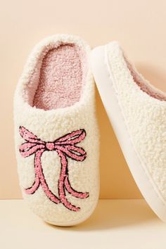 Stay cozy and stylish at home with our Large Ribbons Home Slippers. These slippers feature large ribbons, adding a touch of charm to your loungewear. Slip into comfort with our soft and comfy slippers, perfect for relaxing in style. Blue Jean Romper, Active Wear Dresses, Christmas Slippers, Comfy Slippers, Bar Jewelry, Soft Slippers, Home Slippers, Purse Gift, Fuzzy Slippers