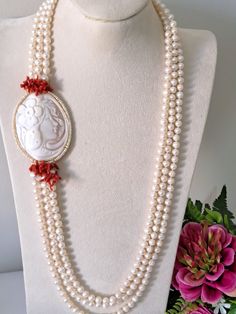 Maxi necklace with 3 strands of hand-knotted natural white pearls and hand-sculpted sardonyx shell cameo in Torre del Greco, depicting a woman's face, 6.5 x 5 cm in size with white bead frame and Mediterranean red coral sprigs. Length 76cm. Bead Frame, Italian Jewelry, Cameo Necklace, Multi Strand Necklace, White Beads, Red Coral, Strand Necklace, Baroque Pearls, Multi Strand