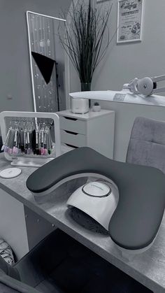 Nail Suite Ideas, Nail Desk Setup, Nail Desks, Industrial Bedroom Design