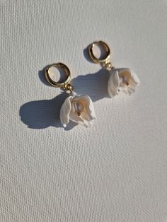 'Ivy' floral bloom earrings made with hand-sculpted porcelain flowers and freshwater pearls, attached to gold or silver plated hoops 1.5cm These dainty beauties have been made to match Ivy's or Sophie's hair comb. Haircombs are sold separately. Comes in ivory or white bloom.  Sent beautifully packaged in a Medze Bride gift box. 'Ivy' earrings cant be refunded or returned due to hygienic reasons. But if you have any problems with your order please email me and I'll be happy to help you. Clay Flower Earrings, Bridal Jewelery, Jewelry Photoshoot, Floral Hoops, Clay Flower, Porcelain Flowers, Gold Ring Sets, Earrings White, Floral Bridal