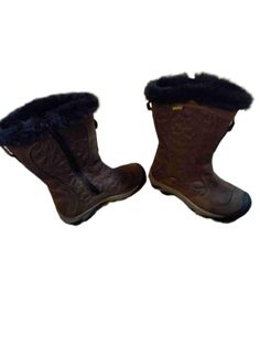 Keen Betty Boot II Brown Leather Shearling Fur Winter Snow Boots Womens Size 6 Step into warmth and style with these Keen Betty Boot II winter boots. Featuring soft brown leather, cozy shearling fur lining, and a quilted design, these boots are perfect for braving cold weather in comfort. The side zipper ensures easy on and off, while the Keen Warm 200 Gram insulation keeps your feet toasty. Condition: Like new condition. Size: Size 6 Features: Brown Leather, Shearling Fur Lining, Side Zipper, Quilted Design, Keen Warm, 200 Gram Insulation Brand: Keen Type: Boots Style: Winter Snow Color: Brown Material: Leather Measurements: See pictures. Keywords: winter fashion, cold weather gear, outdoor activities, snow day, cozy footwear, après-ski, winter hiking, urban winter style, mountain chic, t Winter Fashion Cold Weather, Fashion Cold Weather, Mountain Chic, Winter Fashion Cold, Cold Weather Gear, Thermal Comfort, Boots Style, Winter Hiking, Style Winter