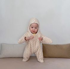 Super cute baby coverall

 Floral pattern (flower) and apricot (apricot)

 Available in 2 colors.



 When you spread your hands, a starfish-like silhouette appears.

 It's cute 𓂃 𓇼𓈒

 Since it is a coverall that covers all hands and feet,

 This item is very useful during the cold season ☃︎



 👶🏻 model age... 0y8m



 « color » flower / apricot

 « size » one size (S size recommended weight 10kg or less)



 Length (top to bottom) 77cm / Sleeve length (left to right) 71cm

 →There may Color Flower, Cold Season, 2 Colours, Starfish, Apricot, Flower Patterns, Floral Pattern, Crochet Hats, Super Cute