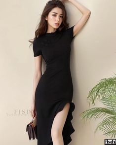 Fisdy - Vestido Cheongsam moderno realzado en negro azabache con dobladillo asimétrico de sirena Black Cheongsam, Modern Cheongsam Dress, Irregular Skirt, Cheongsam Dress, Mid Length Skirts, Skirt Skirt, Cheongsam, Types Of Skirts, Olivia Mark