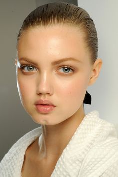 Diy Makeup Setting Spray, Slicked Back Hairstyles, Portraits Female, Minimal Makeup Look, Lindsey Wixson, Celebrity Beauty Secrets, Face References, Runway Beauty, Versace Spring