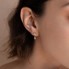 M A R Q U I S E T E A R D R O P E A R R I N G S Nous vous présentons nos magnifiques boucles d'oreilles en forme de larme et diamants marquise, un mélange parfait de charme intemporel et d'allure moderne. * Matériau : argent sterling massif 925 de haute qualité * Finition : argent sterling or 18 carats * Élégantes boucles d'oreilles en diamant CZ marquise pétale avec breloque en forme de larme pendante d'environ 15 mm Le mannequin présente un look de superposition délicat et élégant avec : * Ann Dainty Dangle Earrings, Elegant Wedding Jewelry, Minimalist Diamond Rings, Diamond Huggies, Wedding Bridesmaid Jewelry, Art Deco Diamond Rings, Marquise Cut Diamond, Diamond Drop Earrings, Diamond Drops