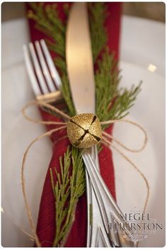 the fork is wrapped in twine and tied with twine, as well as pine needles