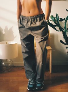 Rivington pants - Charcoal & Sky blue – uniform person Pants Low Rise, Blue Uniform, 30 And Single, Four Seasons, Elastic Band, Track Pants, Cotton Twill, Piping, Contrasting Colors