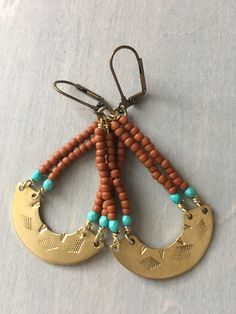 These easy going everyday earrings are hand hammer with unique tribe designs. A half moon shape with 4 strands of brass wire to connect to a jump ring to the earring wire. Metal Jewelry Making, Metal Stamped Jewelry, Beautiful Accessories, Hand Painted Earrings, Bunny Crafts, Earrings Inspiration, Jewellery Ideas, Homemade Jewelry, Handmade Wire