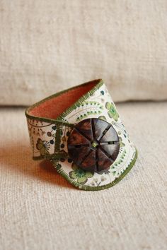 Bracelet en tissu liberty à fleurs vert et marron Leather Wrist Cuff, Leather Jewels, Fiber Jewelry, Brown Flowers, Fabric Yarn, Casual Accessories