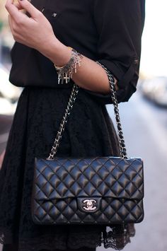 Τσάντες Louis Vuitton, Black Chanel Bag, Chanel Bag Classic, Chanel Classic Flap Bag, Tas Bahu, Chanel Cruise, Classic Flap Bag, Mk Bags, Classic Bags