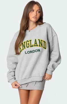 This Edikted English Girl Sweatshirt is great to throw over any outfit or wear on its own. Featuring an embroidered graphic text for an extra pop, this sweatshirt will have you feeling your best.SweatshirtEmbroidered graphic patchCotton, PolyesterModel wears size SModel height is 5'8Item care: Machine wash at maximum 30C, do not bleach, do not tumble dry, iron at a maximum of 110C, do not dry clean. Edikted Womens English Girl Sweatshirt - Gray size Small Oversized T-shirt With Ribbed Cuffs For College, Trendy Long Sleeve T-shirt With Embroidered Text, Varsity Tops With Embroidered Graphics And Relaxed Fit, Trendy Winter Tops With Letter Embroidery, Trendy College Tops With Ribbed Cuffs, Trendy Tops With Ribbed Cuffs For College, Letter Print Sweatshirt For Campus, Trendy Long Sleeve Top With Embroidered Graphics, Relaxed Fit Text Print Hoodie For Loungewear