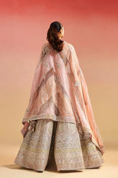 Well, nothing changes up your look faster than a dupatta drape (nothing non-surgical anyway)! ;) You could have worn your anarkali/ lehenga once and had your photos all over Facebook but change up the drape the next time, and it will look like a spanking new outfit. Here are all the single dupatta draping styles we recommend for brides- these are usually popular for smaller functions, but some brides choose a single dupatta even for the wedding day. Lehenga Dupatta Draping Style, Dupatta Draping Styles, Dupatta Draping, Cancan Lehenga, Draping Styles, Geometric Mirror