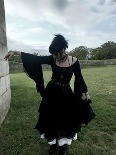 Halloween Witch Costume Aesthetic, Goth Aesthetic Dress, Vintage Gothic Outfits, Elegant Goth Outfits Classy, Goth Fantasy Outfit, Beautiful Goth Women, 90s Witch Aesthetic Outfits, Fancy Goth Outfits, Feminine Goth Outfit