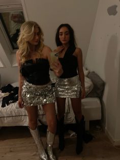 Silver Mini Skirt Outfit, Sequin Skirt Outfit Parties, Sequin Mini Skirt Outfit, Glitter Party Outfit, Glitter Skirt Outfit, Nye Look, Glitter Outfit