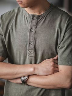 The casual collarless Henley shirts that became very popular in the 1990s started out as uniform tops worn by rowing crews in Henley-on-Thames, England. They are distin- guished by their buttoned placket, which contains anywhere from two to six buttons. Tailored Indigosea refined the Henley shirt by keeping the signature 「Three button」 collar design. The American silhouette ensure its comfortability for daily wearing or layering in summer. The curve bottom makes it more elegant as an American cl Henley On Thames, Denim Overalls Shorts, Henley T Shirt, Chino Jeans, The 1990s, Henley Shirt, Front Bottoms, Parka Coat, Collar Designs