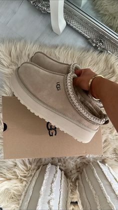 Uggs Outfit Ideas, Cute Uggs, Cute Online Clothing Stores, Modest Casual, Ugg Tazz, Preppy Gifts, Outfits Preppy, Cool Gifts For Teens